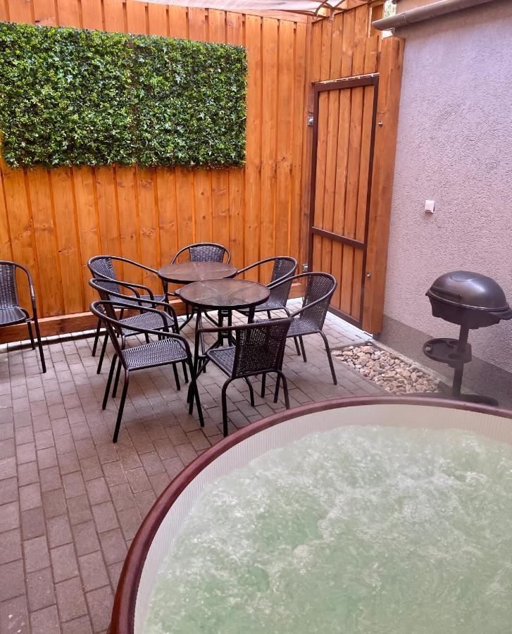 Árvíz Apartman Szeged Esterno foto